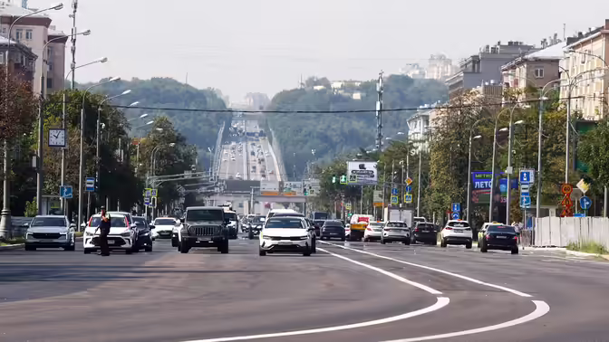 Дептранс Москвы рекомендовал водителям соблюдать осторожность из-за жары