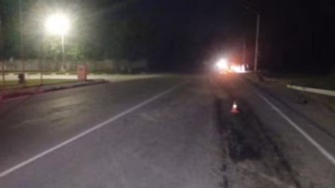 В Брянске мотоциклист врезался в поваленную электроопору
