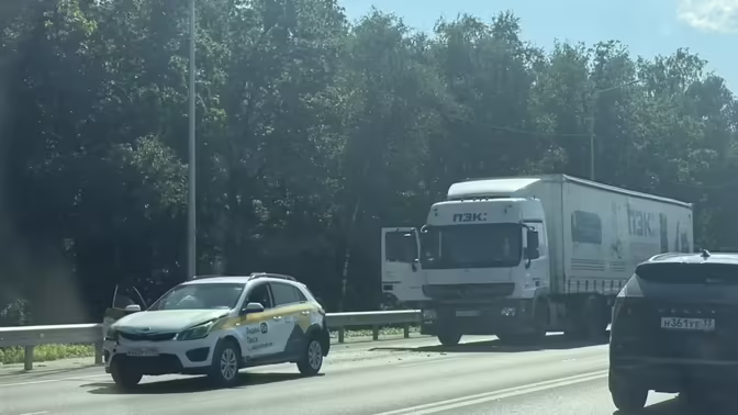 Пробка из-за ДТП большегруза и Kia Rio