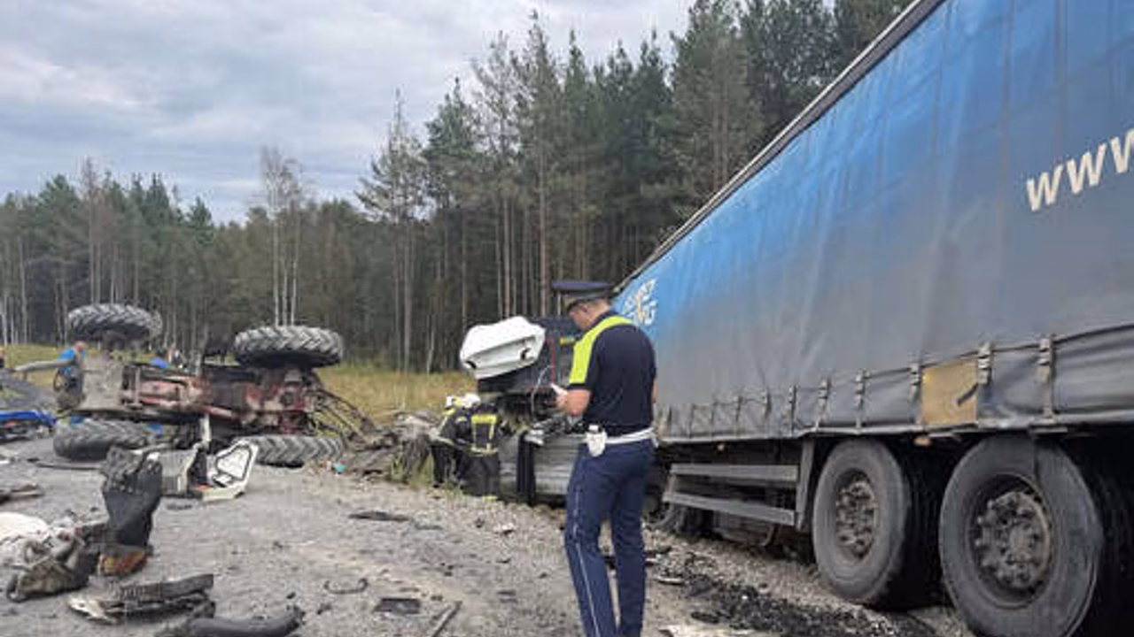 На Урале столкнулись два грузовика и трактор