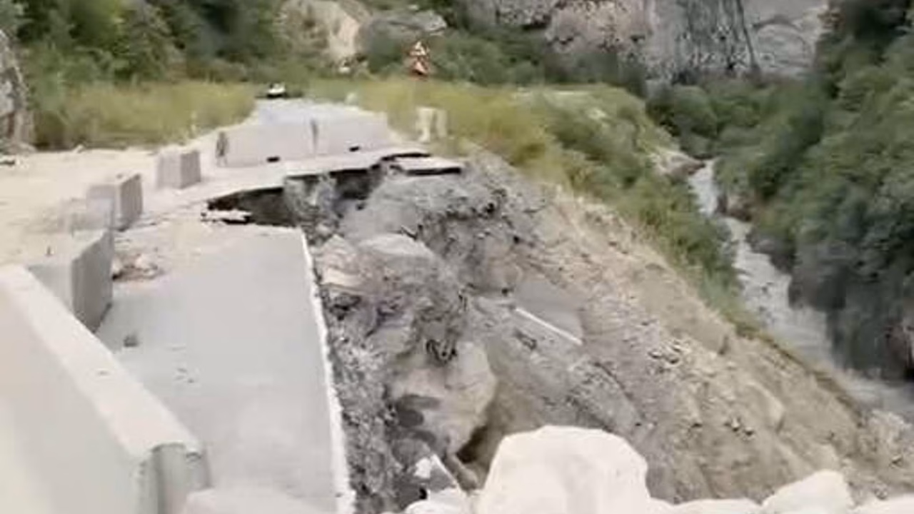 На видео попали последствия обвала туристической дороги в Северной Осетии