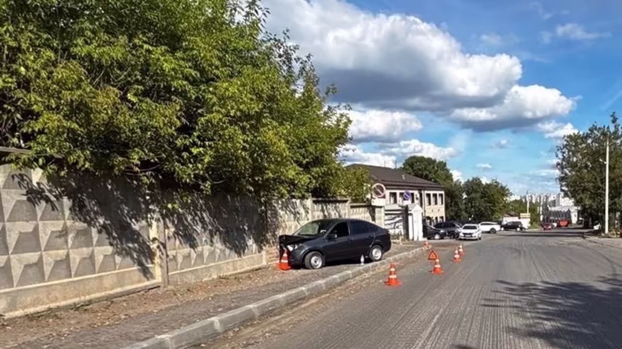 На Северном Кольце водитель «Гранты» врезался в бетонный забор
