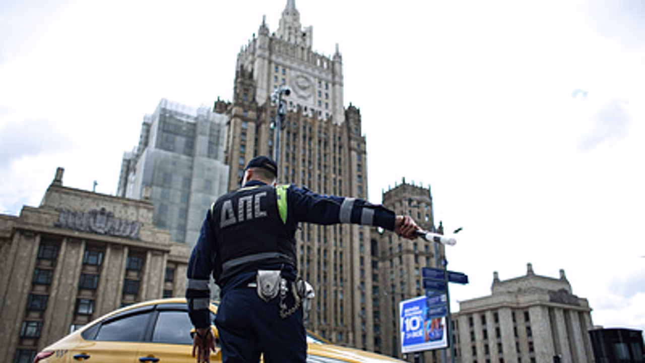 В Госдуме выступили против идеи повысить штрафы объезжающим пробки по обочинам