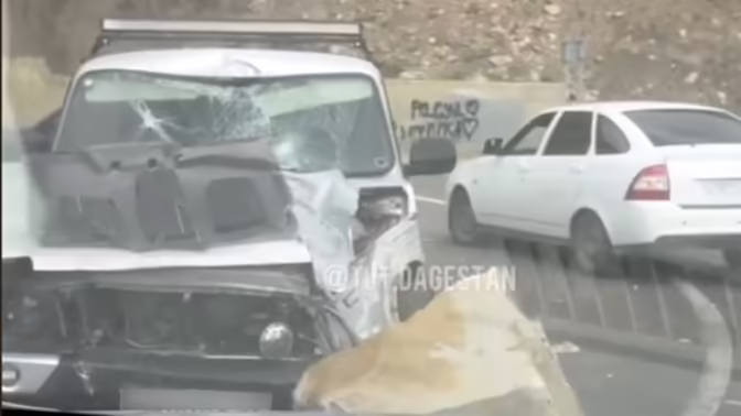 В Дагестане на видео попало, как булыжник повредил автомобиль на дороге