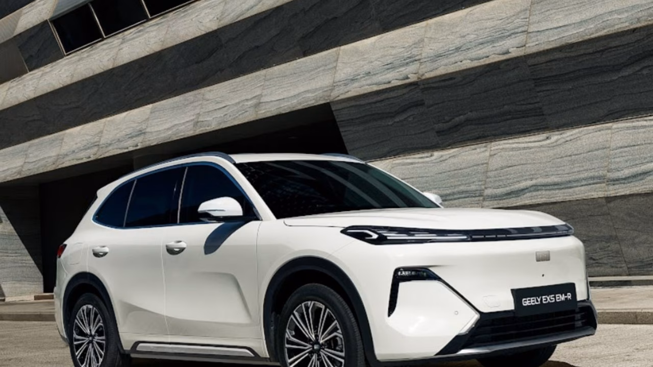 Geely раскрыла цены гибридного кроссовера EX5 в новом исполнении