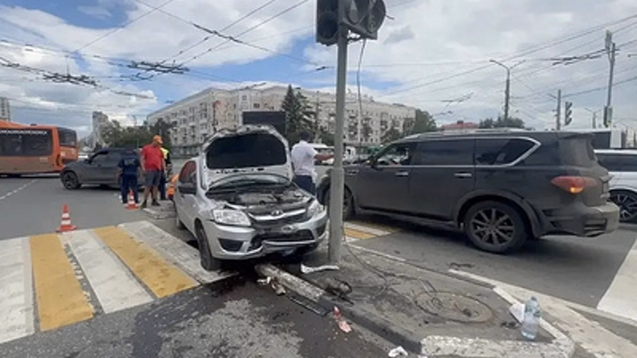ТАСС: наехавшему на группу пешеходов в Омске стало плохо за рулем
