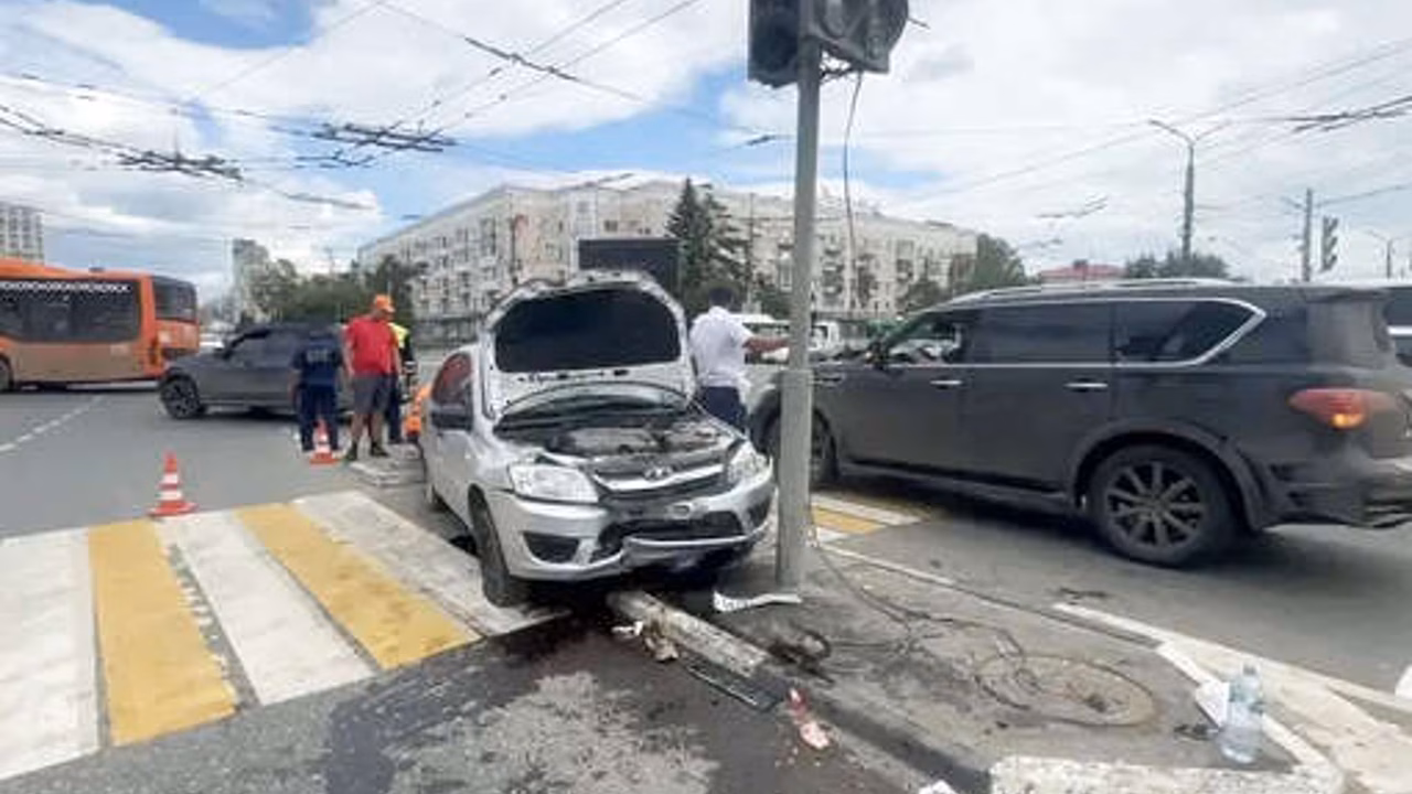 В Омске машина сбила людей, пострадали 8 человек
