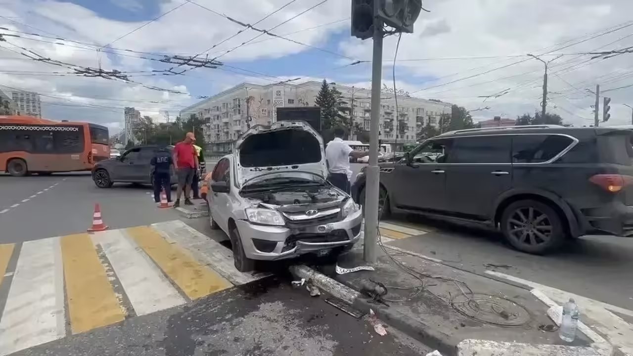 В Омске автомобиль наехал на группу пешеходов, пострадали восемь человек