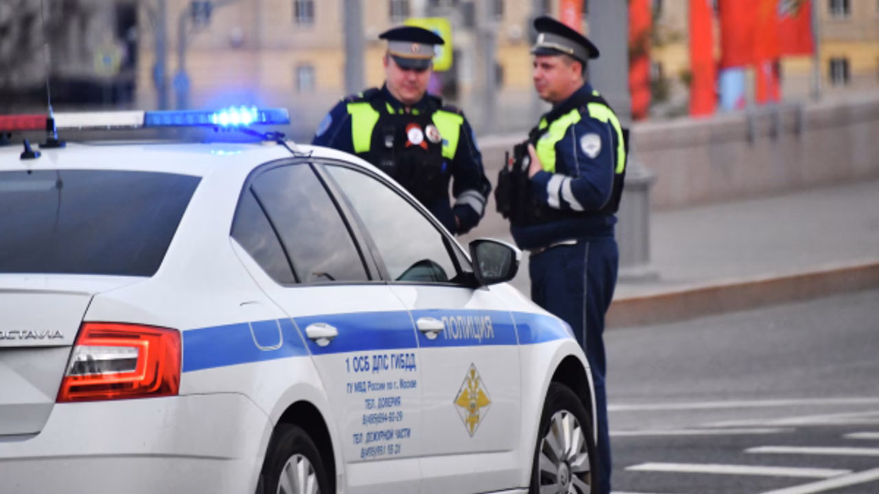 Автоэксперт советует закрыться в машине и вызвать ГИБДД при подставе
