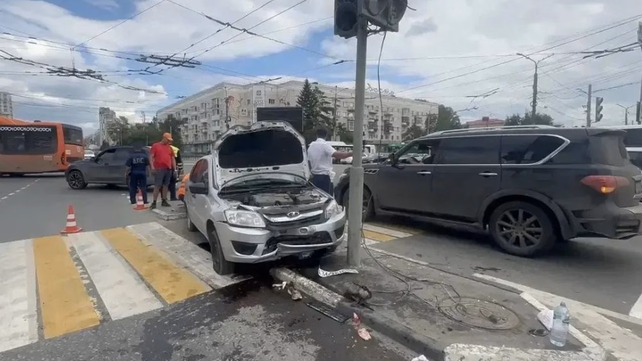 В центре Омска легковушка наехала на толпу пешеходов, пострадали восемь человек