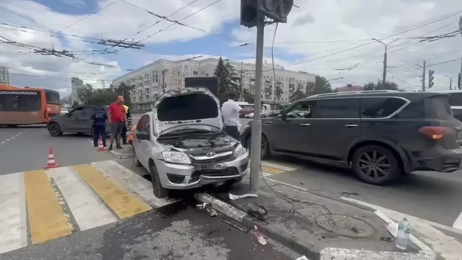 В центре Омска легковушка наехала на толпу пешеходов, пострадали восемь человек