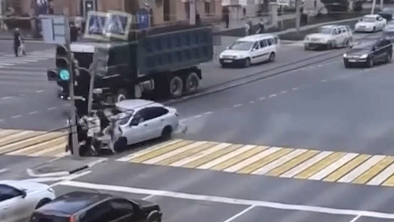 Появились кадры наезда автомобиля на толпу людей в Омске