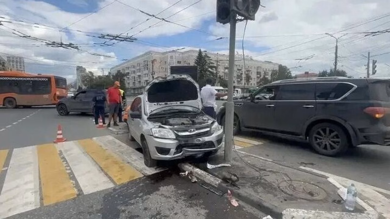 Водителю Lada Granta, сбившему людей в Омске, предположительно стало плохо