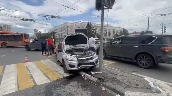 Водителю Lada Granta, сбившему людей в Омске, предположительно стало плохо