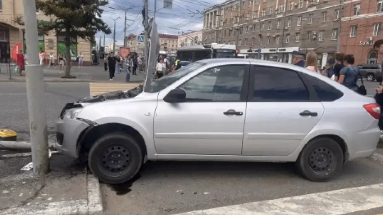 Водителю после ДТП с семью пострадавшими в центре Омска стало плохо с сердцем