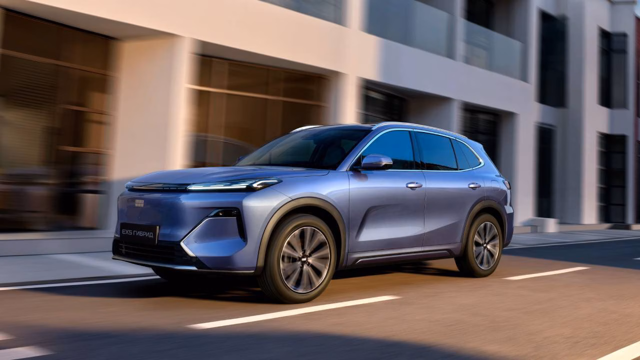 Geely объявил российские цены на новый кроссовер для России