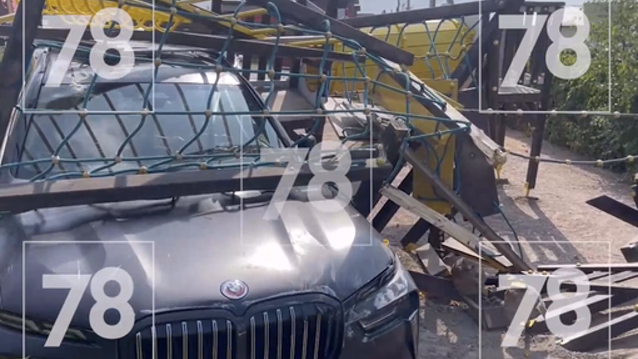 В Ленобласти девушка на BMW перепутала педали и въехала в детскую площадку