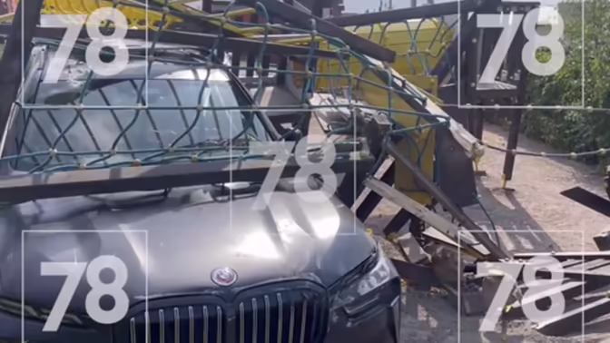 В Ленобласти девушка на BMW перепутала педали и въехала в детскую площадку