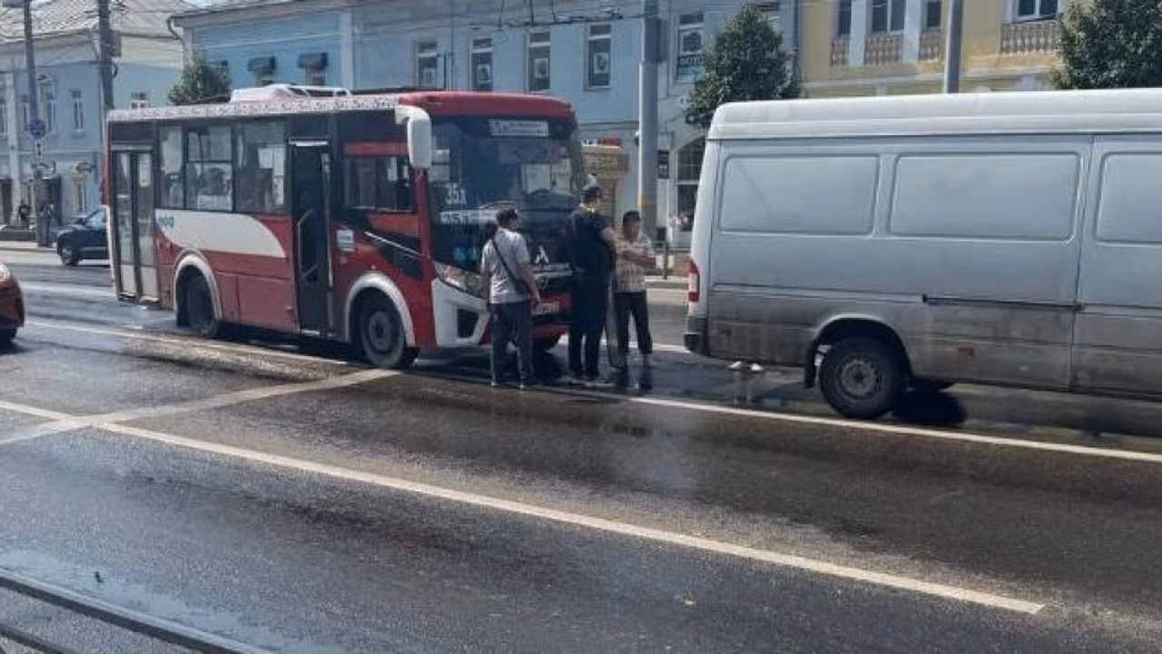 На проспекте Ленина столкнулись автобус и ГАЗель