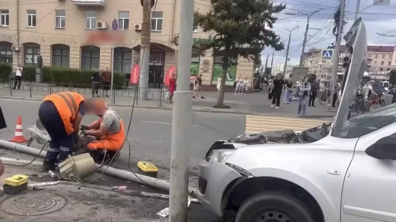 Опубликованы кадры момента ДТП на Ленинградской площади в Омске
