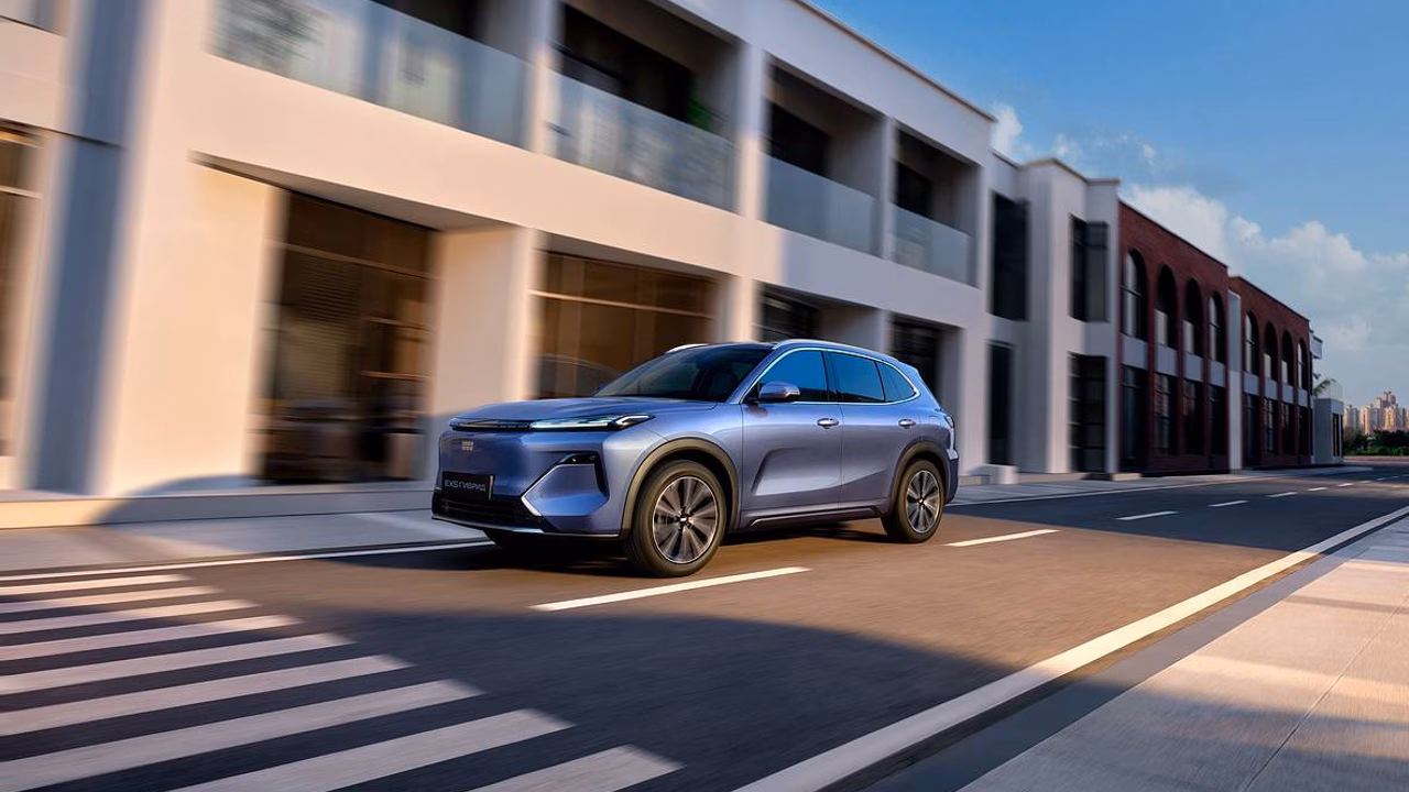 Geely объявил российские цены на кроссовер EX5 в двух комплектациях