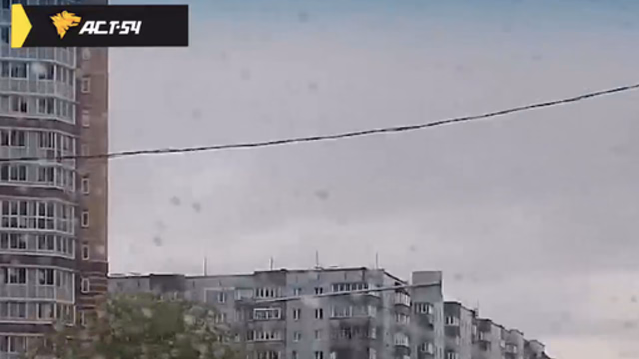 В Новосибирске на видео попало, как затопило автомобили