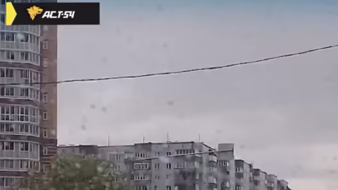 В Новосибирске на видео попало, как затопило автомобили