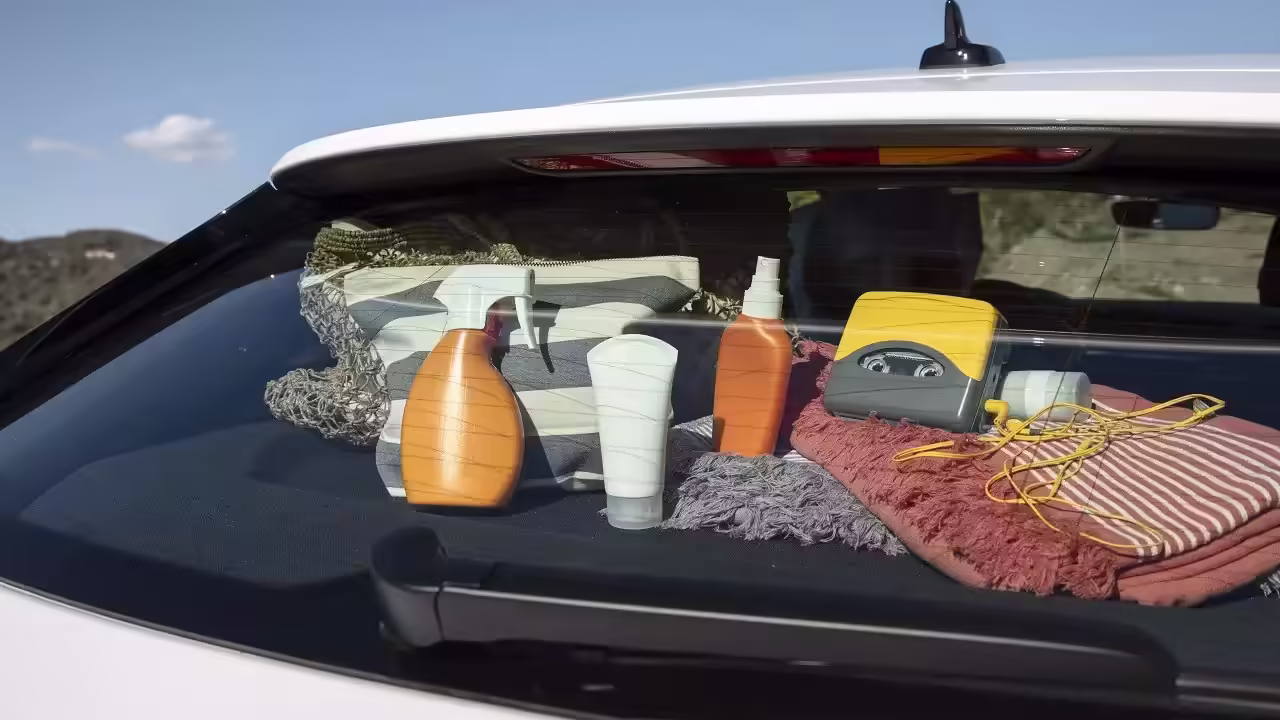 Зажигалку, очки и бутылку воды советуют убрать с панели автомобиля в жару
