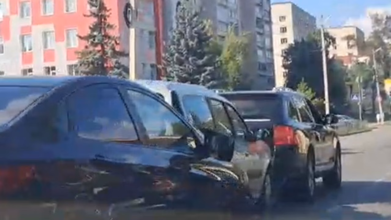 Тройное ДТП с участием машины медслужбы произошло в Калуге