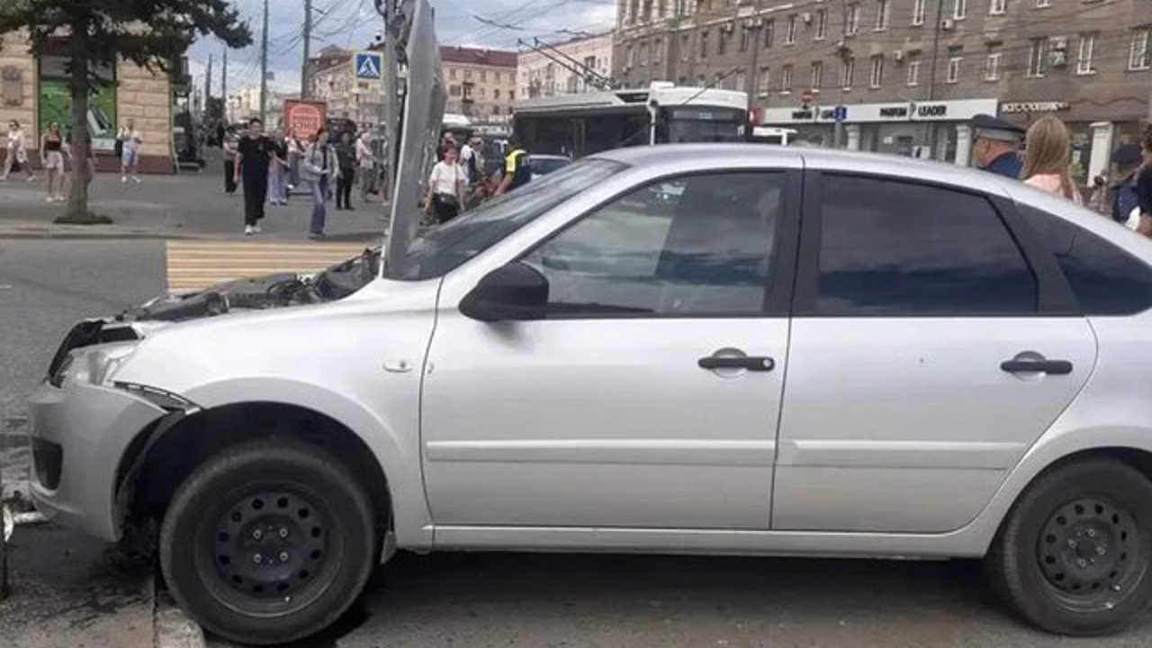 Двое пострадавших при наезде на пешеходов в Омске находятся в реанимации