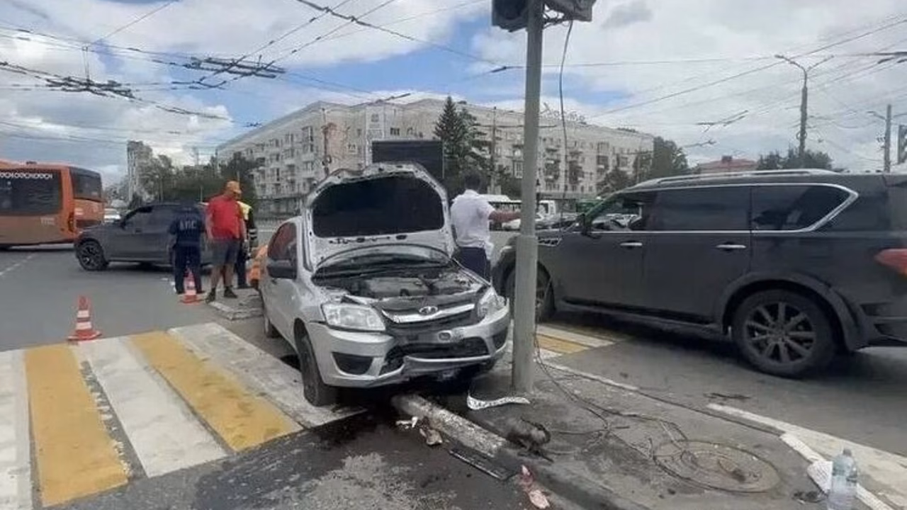 В Омске «Лада Гранта» сбила группу пешеходов