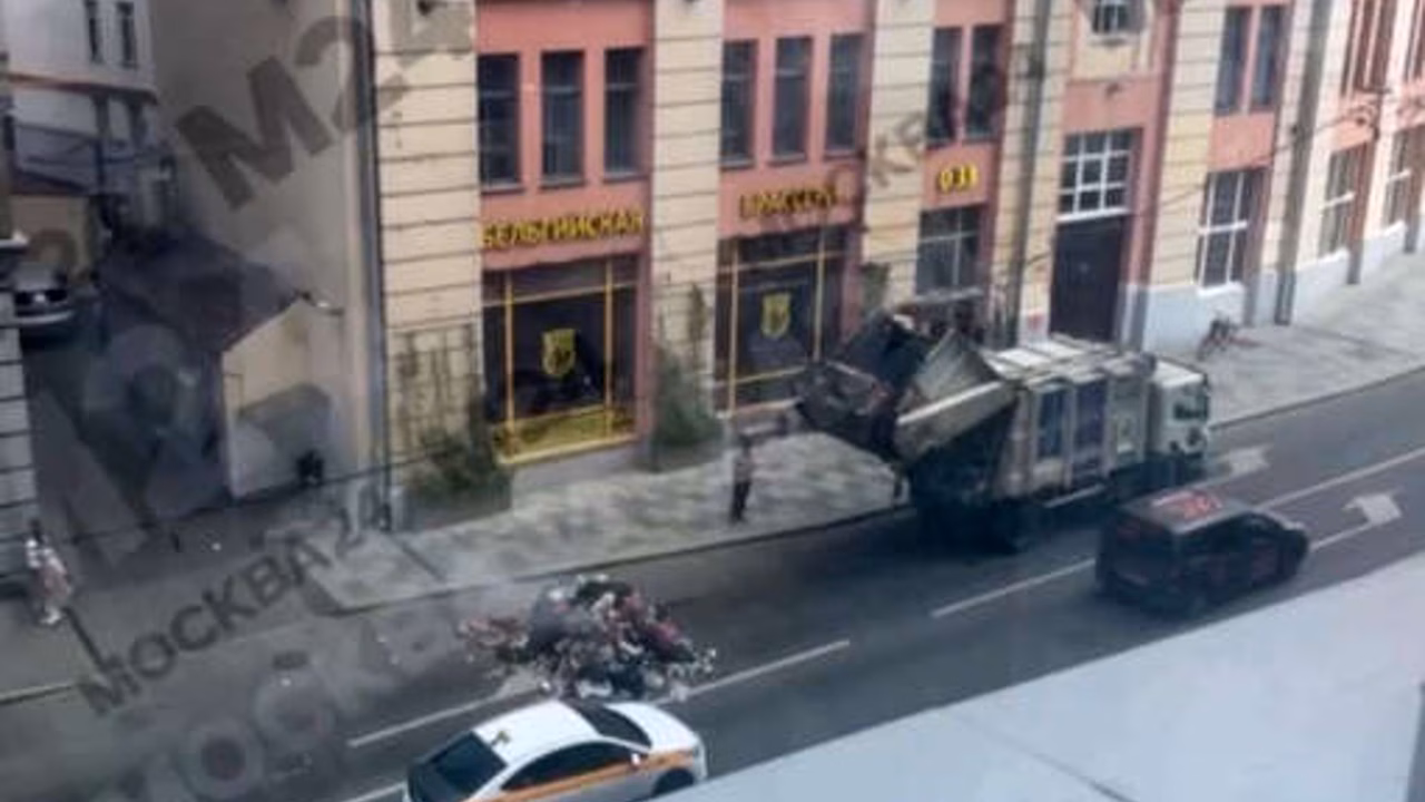 В центре Москвы мусоровоз вывалил загоревшийся мусор на дорогу