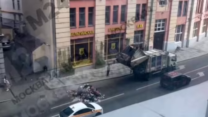 В центре Москвы мусоровоз вывалил загоревшийся мусор на дорогу