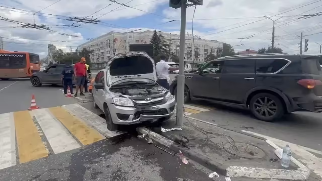 Легковушка сбила семерых пешеходов в Омске, всех госпитализировали