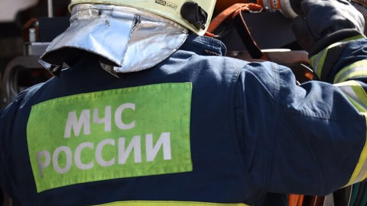 Грузовой автомобиль загорелся на внешней стороне 54-го километра МКАД