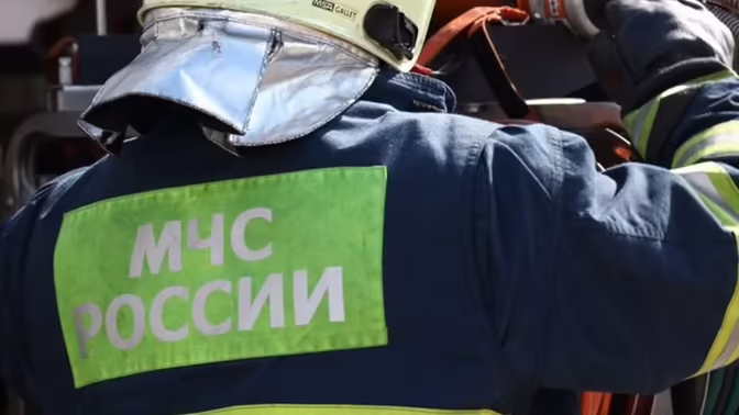 Грузовой автомобиль загорелся на внешней стороне 54-го километра МКАД