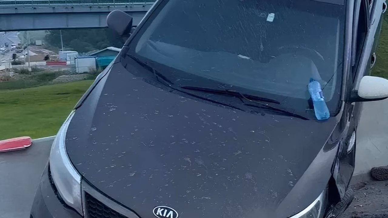 Kia врезалась в препятствие, пассажир погиб