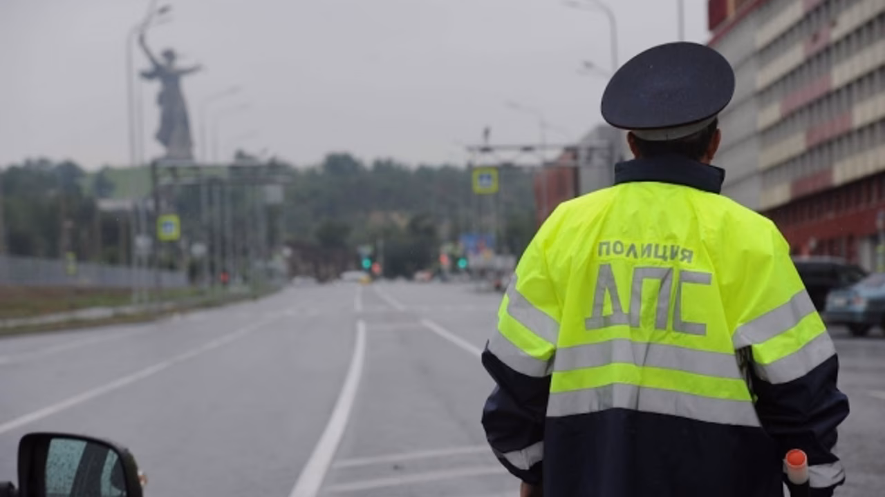 В Волгограде сотрудники ГИБДД задержали таксиста с фальшивыми правами