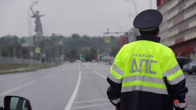 В Волгограде сотрудники ГИБДД задержали таксиста с фальшивыми правами