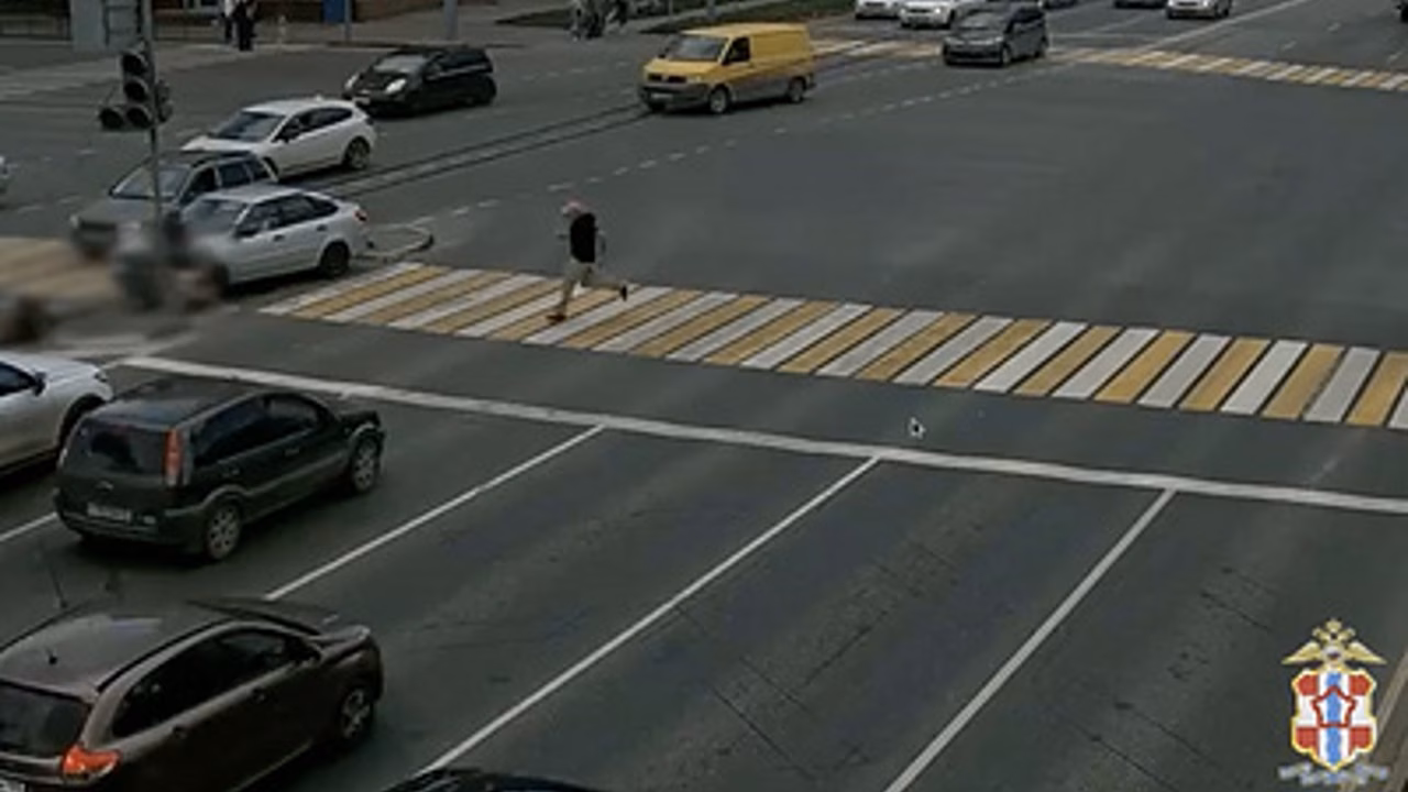 После наезда автомобиля на группу пешеходов в Омске завели дело