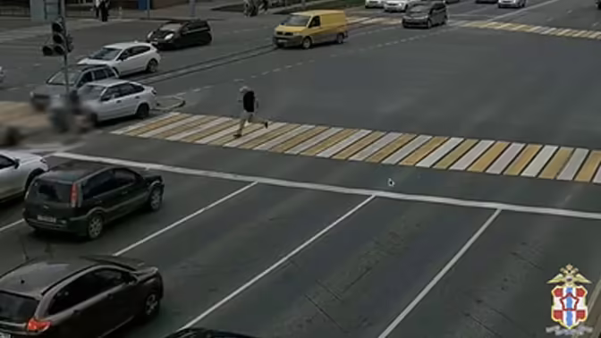 После наезда автомобиля на группу пешеходов в Омске завели дело