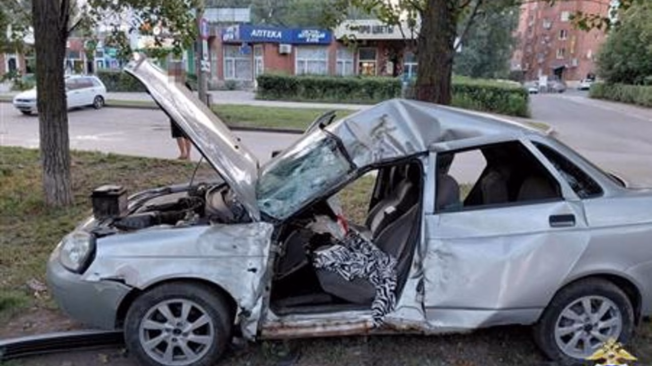 В Тольятти юноша на авто врезался в дерево и попал в больницу