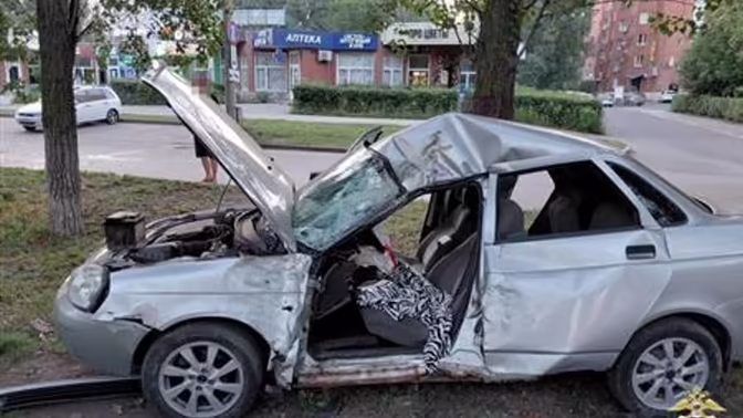 В Тольятти юноша на авто врезался в дерево и попал в больницу