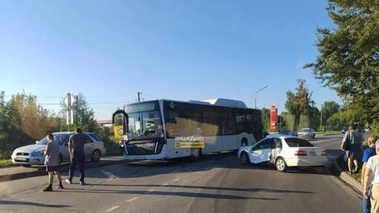 В Новосибирской области произошло ДТП с участием легковушки и автобуса