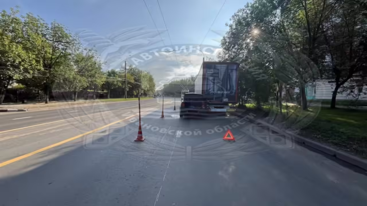 В Иванове "Рено" врезался в припаркованный грузовик на проспекте Строителей