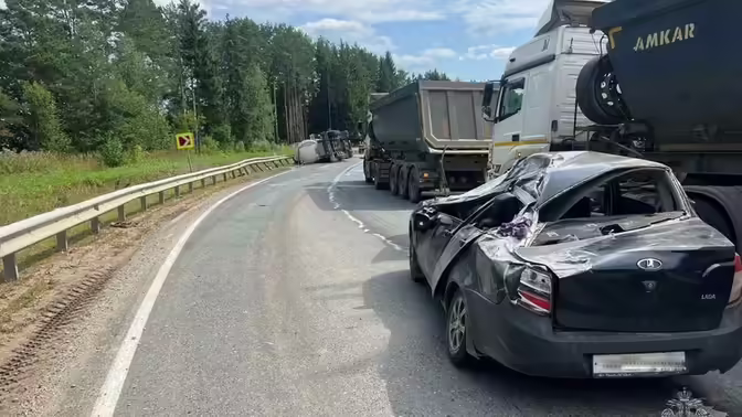Спасатели освободили женщину из Lada после столкновения с молоковозом