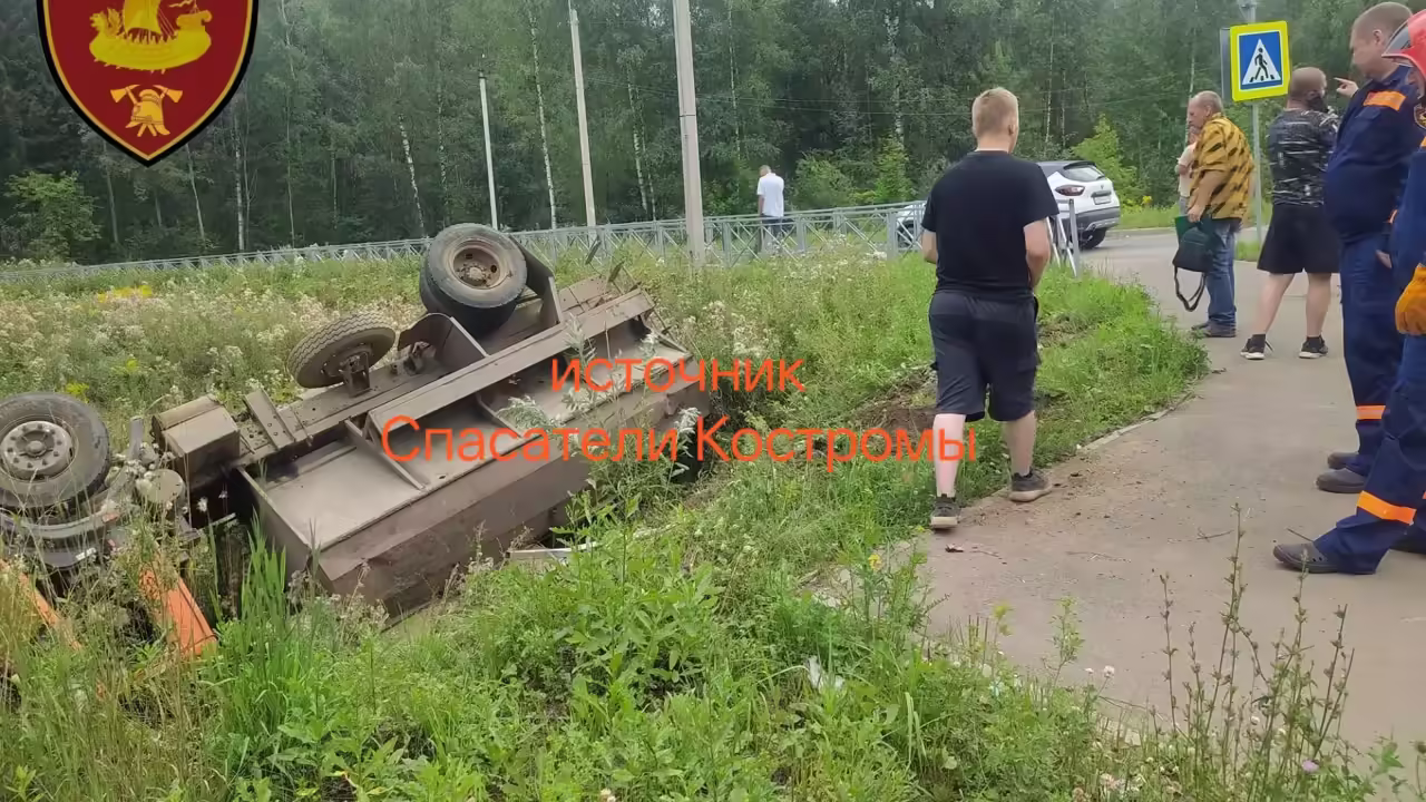 КамАЗ перевернулся у железнодорожного переезда под Костромой