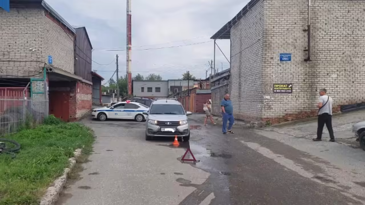 В Новосибирске «Лада» сбила восьмиклассника на велосипеде
