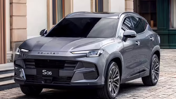Кроссовер Soueast S06 получил рекордную скидку в 250 тысяч рублей в России