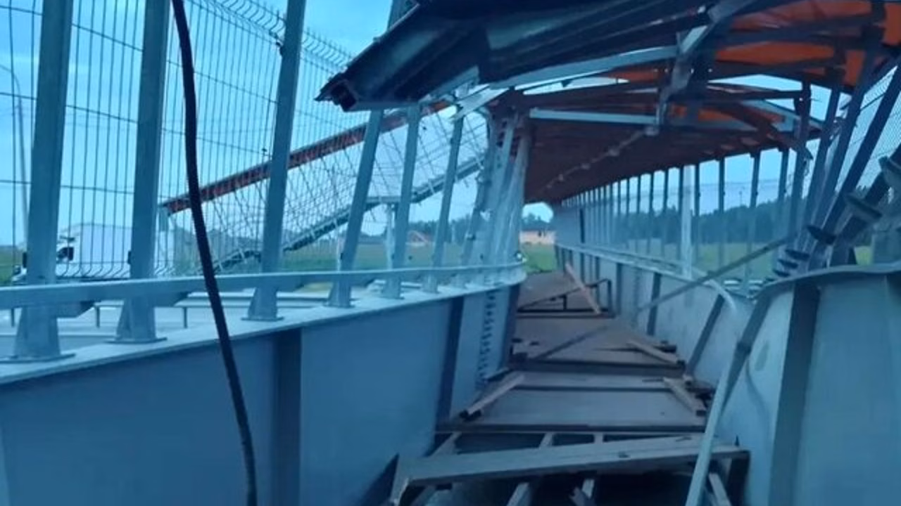 Грузовик снес надземный переход на трассе под Тюменью